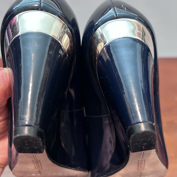 Vince Camuto Varro black patent peep toe wedge with bow 7 M - Picture 7 of 14